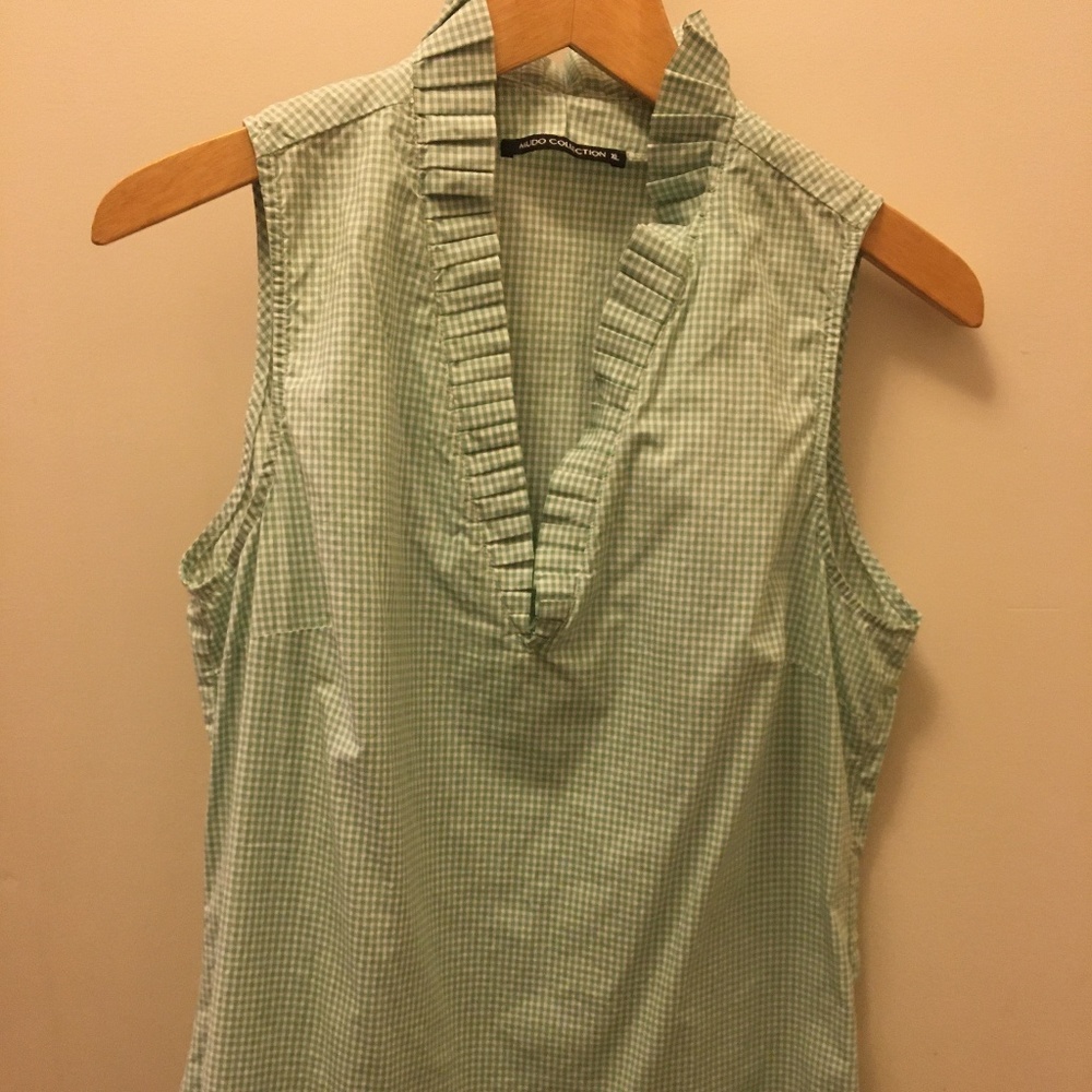 Mudo Sleeveless blouse with Ruffled Neckline
